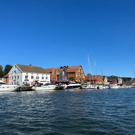 Ved Sjoen, Husvik- Tonsberg, 2 Hus! *