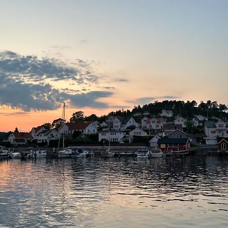 Ved Sjoen, Husvik- Tonsberg, 2 Hus!