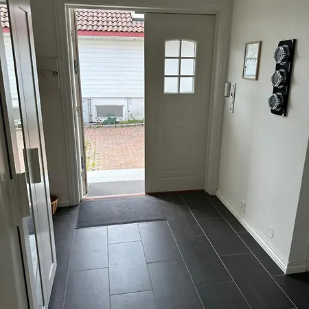 Ved Sjoen, Husvik- Tonsberg, 2 Hus! * Tønsberg