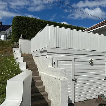 Ved Sjoen, Husvik- Tonsberg, 2 Hus!