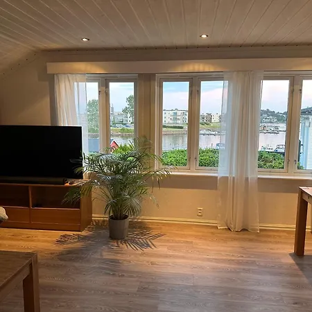 Ved Sjoen, Husvik- Tonsberg, 2 Hus!
