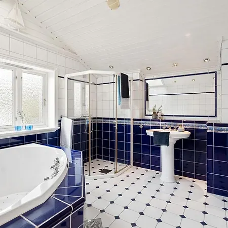 Villa Ved Sjoen, Husvik- Tonsberg, 2 Hus! *