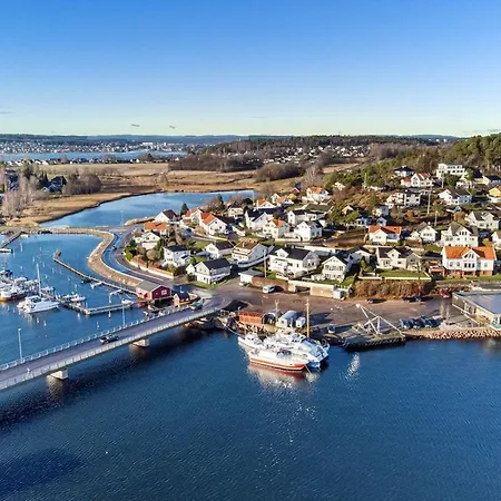 Ved Sjoen, Husvik- Tonsberg, 2 Hus!