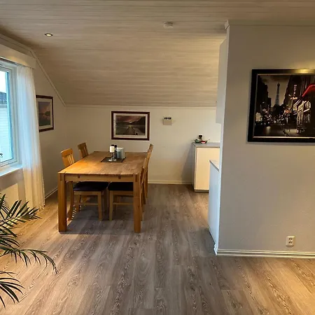 Ved Sjoen, Husvik- Tonsberg, 2 Hus! * Tønsberg